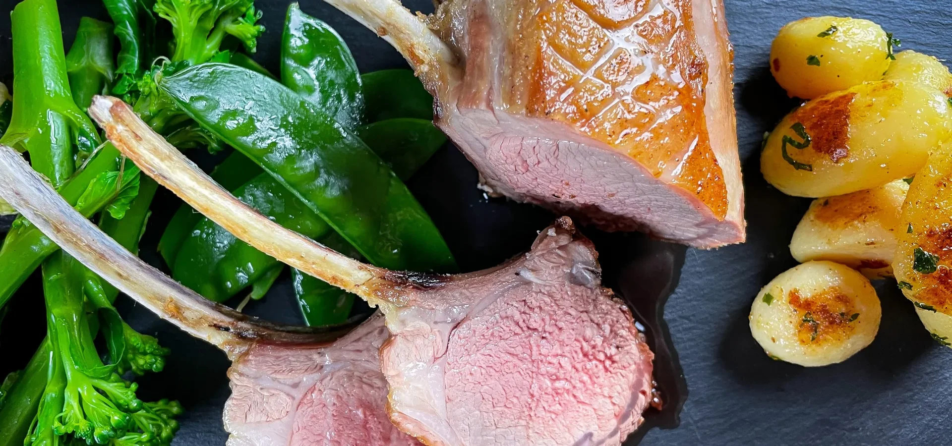 Carré d'agneau rôti aux légumes, agneau local des Cantons-de-l'Est