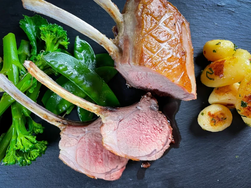Carré d'agneau rôti aux légumes, agneau local des Cantons-de-l'Est